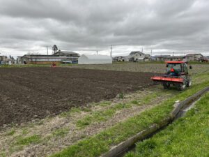 投稿についてもっと詳しく 【ツイン・トラクター出動🚜🚜💨 夕方の空にまた雨雲…でも、桜は今が見頃🌸】